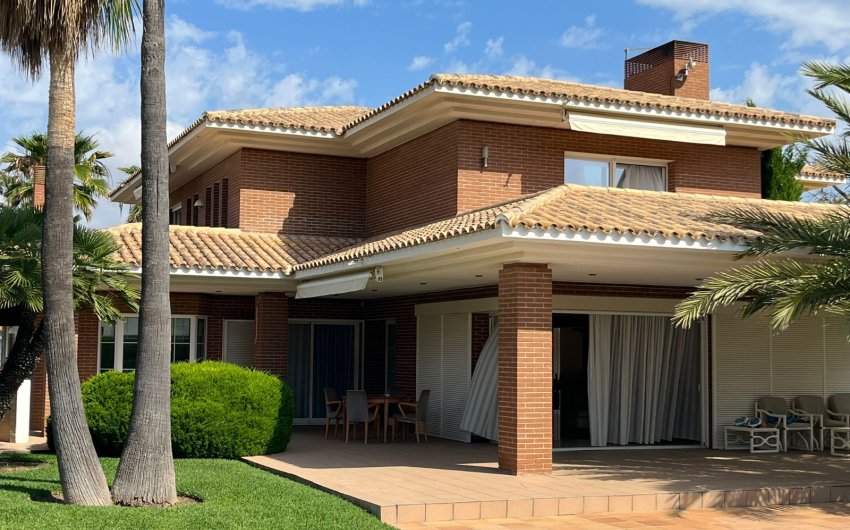 Resale - Villa -
Benidorm