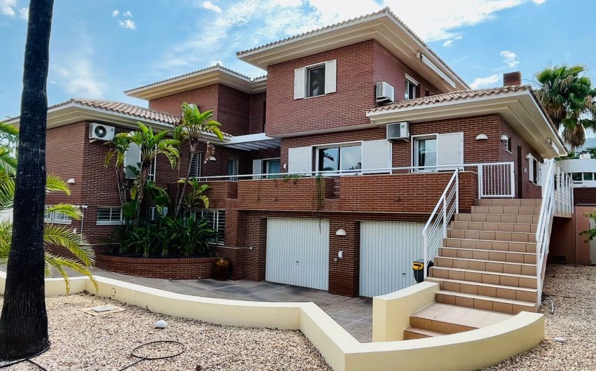 Resale - Villa -
Benidorm