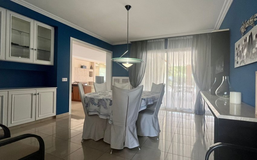 Resale - Villa -
Benidorm