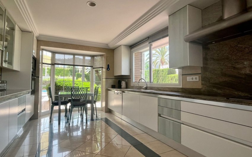 Resale - Villa -
Benidorm