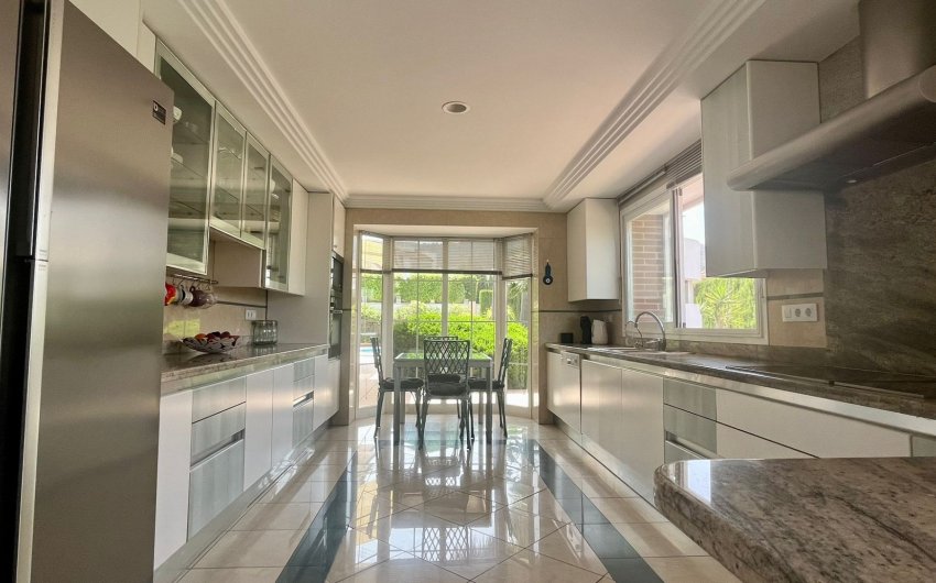 Resale - Villa -
Benidorm