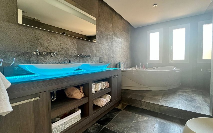 Resale - Villa -
Benidorm