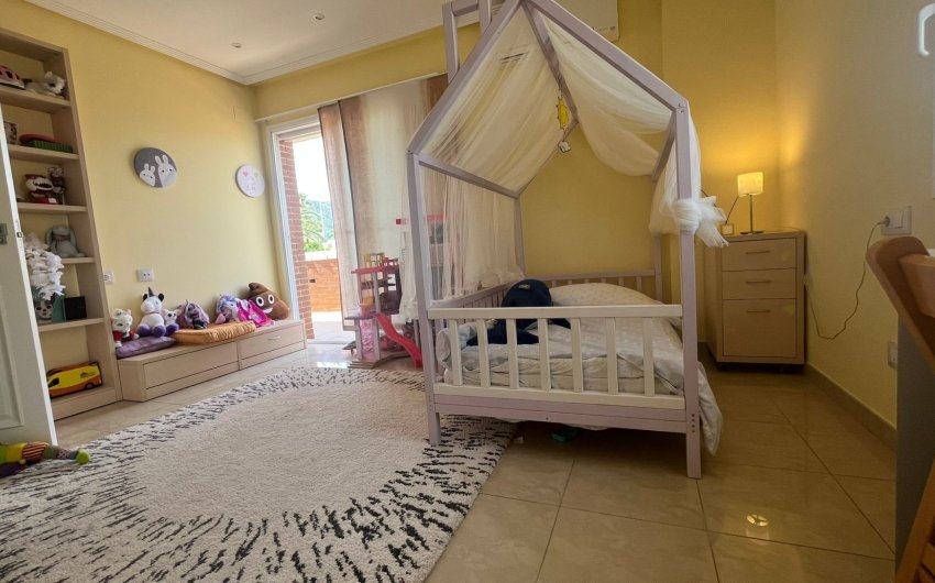 Resale - Villa -
Benidorm