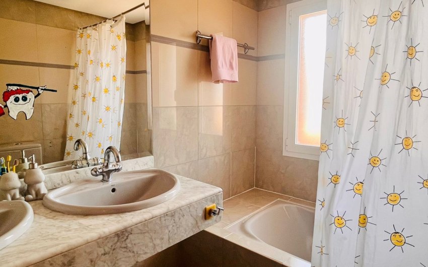 Resale - Villa -
Benidorm