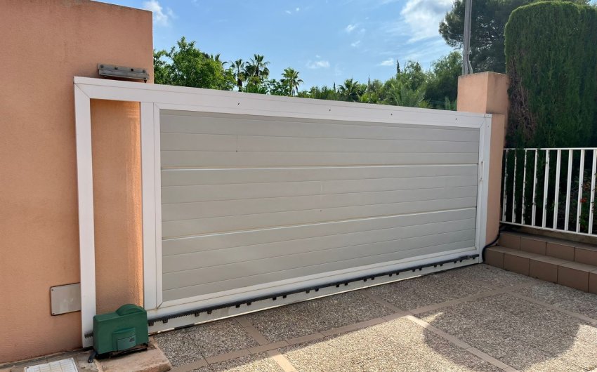 Resale - Villa -
Benidorm