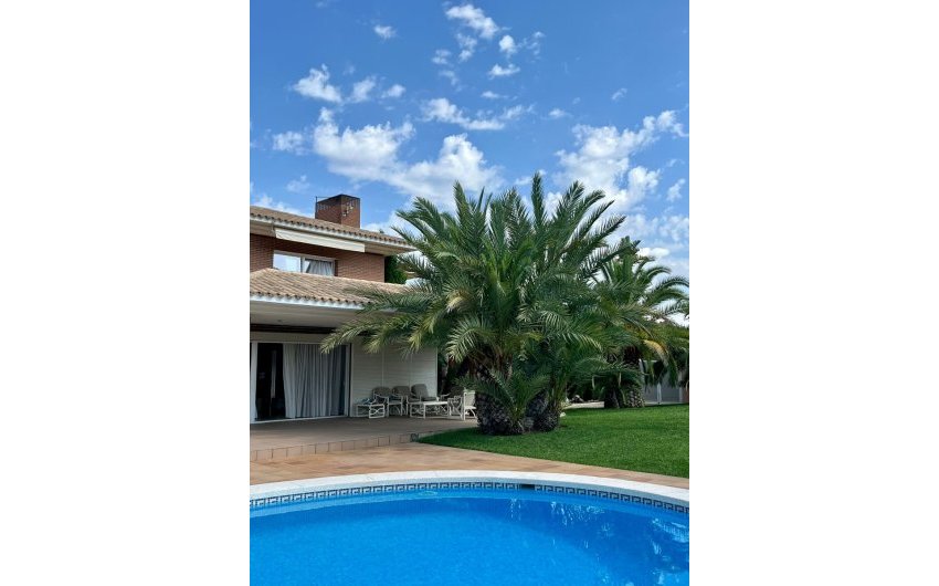 Resale - Villa -
Benidorm