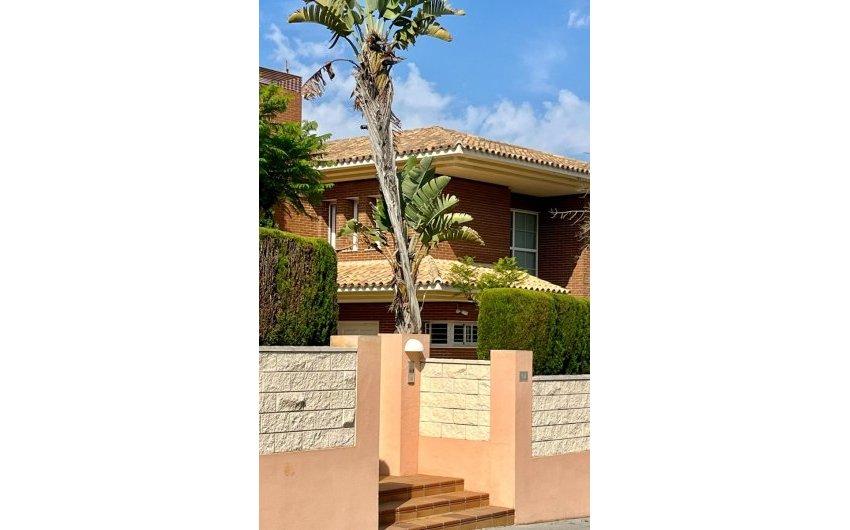 Resale - Villa -
Benidorm