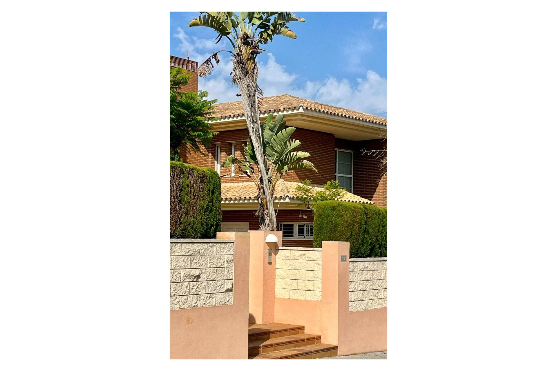 Resale - Villa -
Benidorm