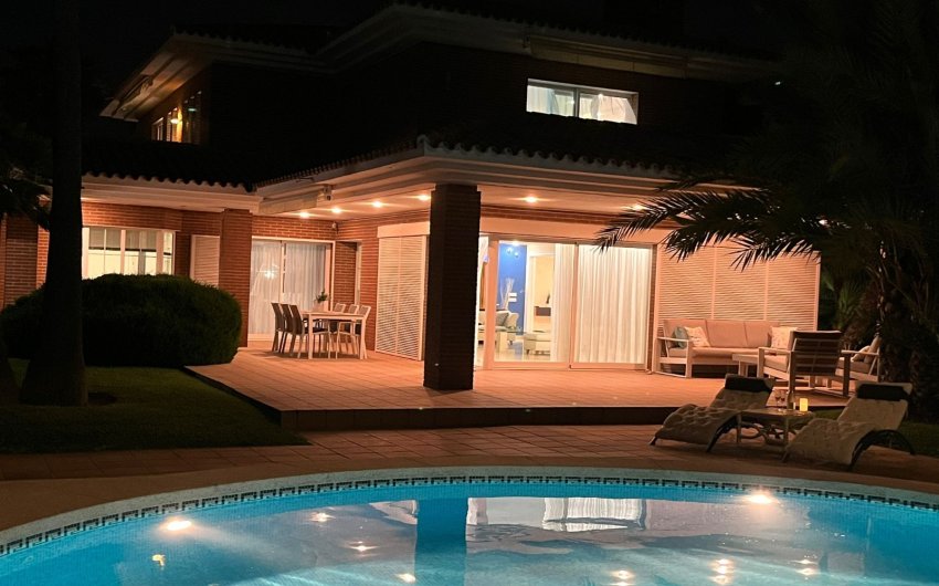 Resale - Villa -
Benidorm