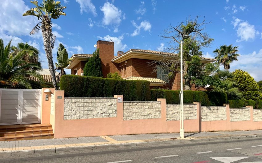 Resale - Villa -
Benidorm