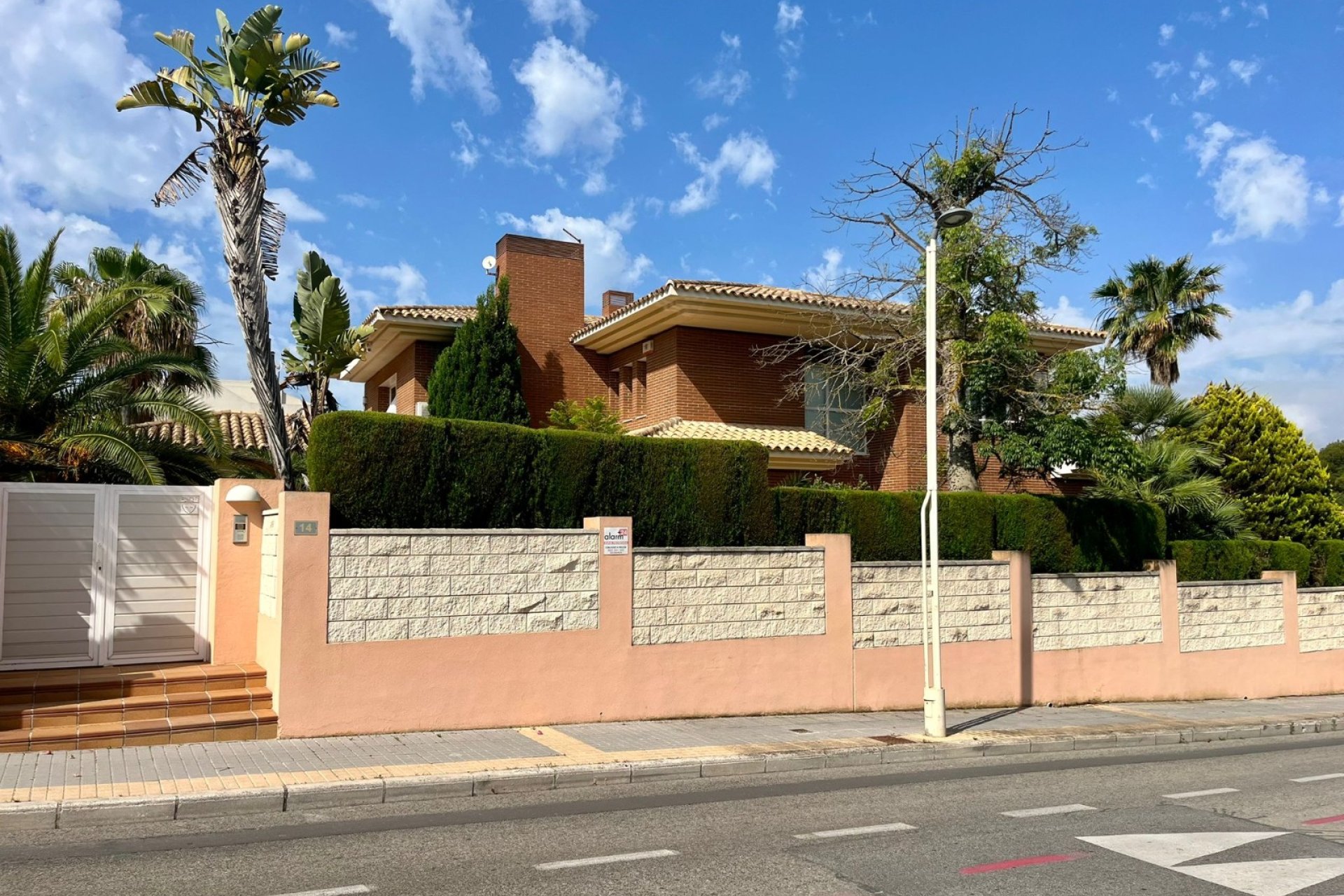 Resale - Villa -
Benidorm