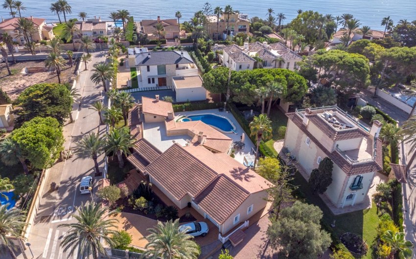 Resale - Villa -
Cabo Roig - Muy Cerca De La Playa