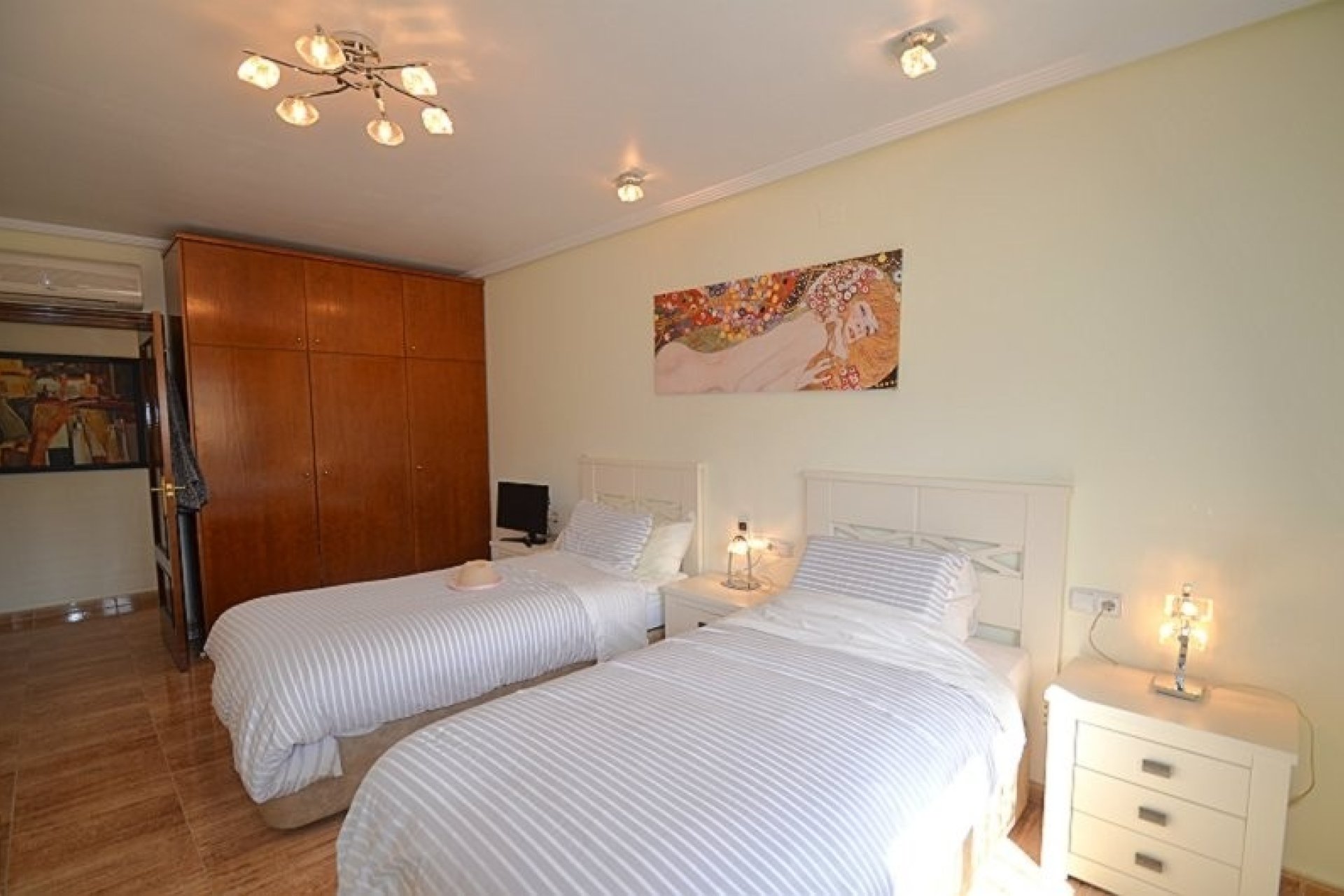 Resale - Villa -
Campos del Río - Inland