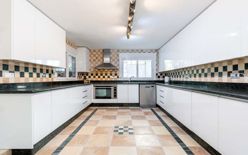 Resale - Villa -
Dehesa de Campoamor - Costa Blanca