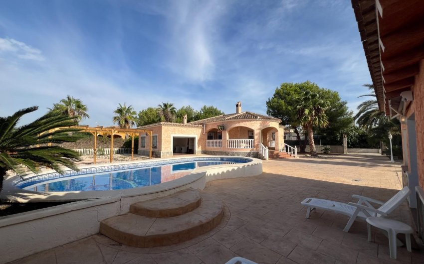 Resale - Villa -
Dolores - Cmno. Escorredor