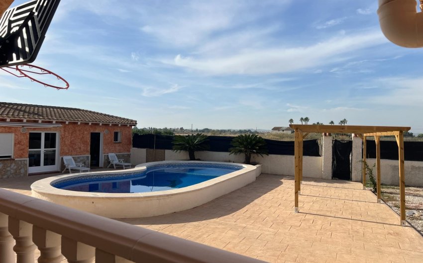 Resale - Villa -
Dolores - Cmno. Escorredor