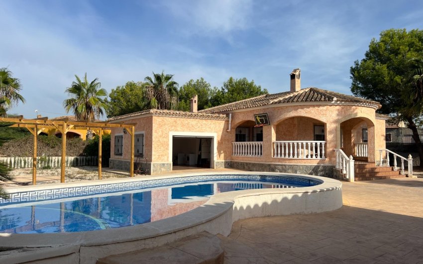 Resale - Villa -
Dolores - Cmno. Escorredor