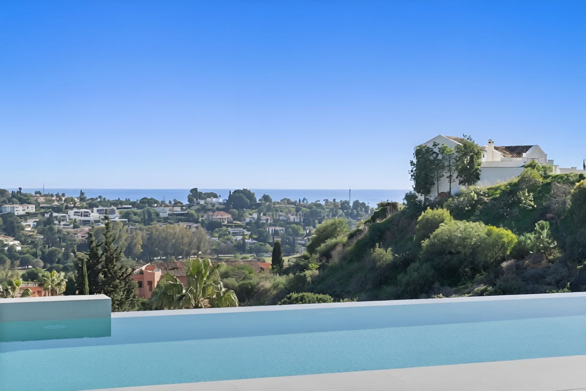 Resale - Villa -
El Paraíso, Estepona - Costa del Sol