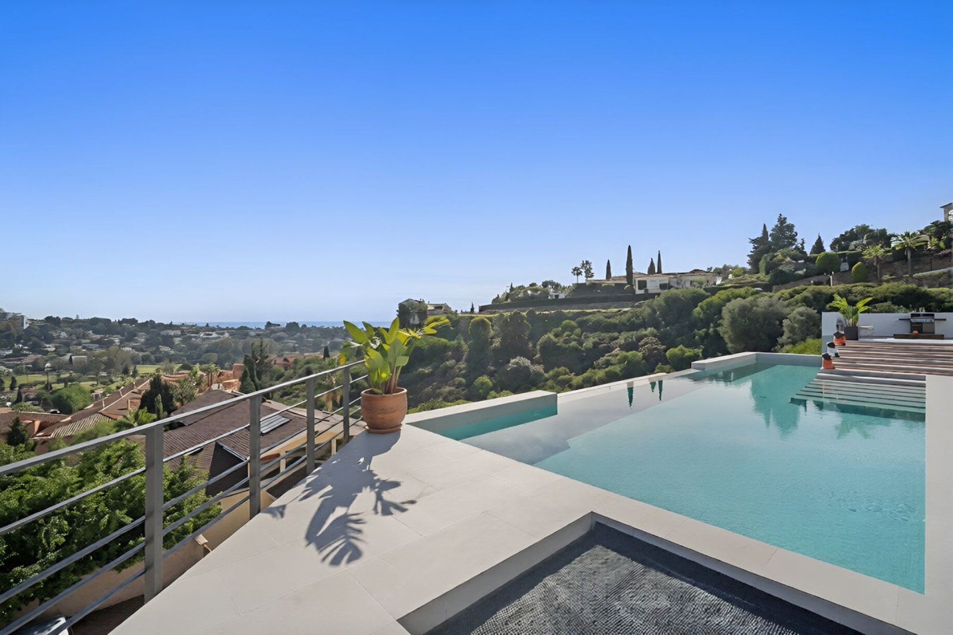 Resale - Villa -
El Paraíso, Estepona - Costa del Sol