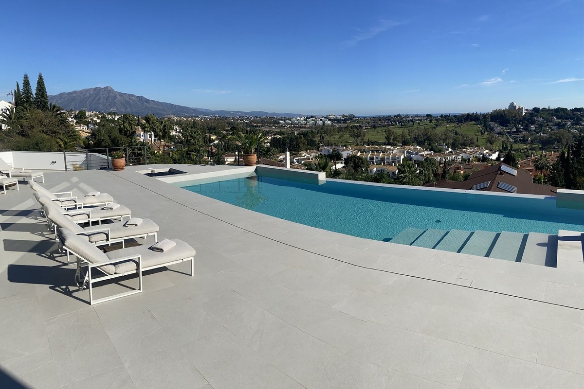 Resale - Villa -
El Paraíso, Estepona - Costa del Sol