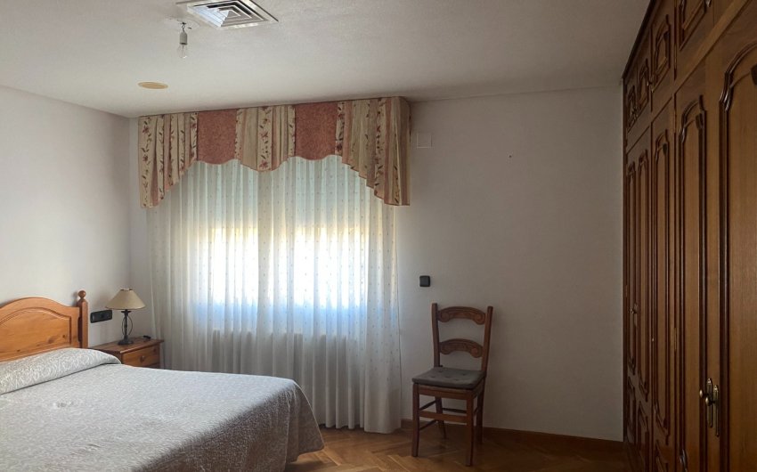 Resale - Villa -
Elda