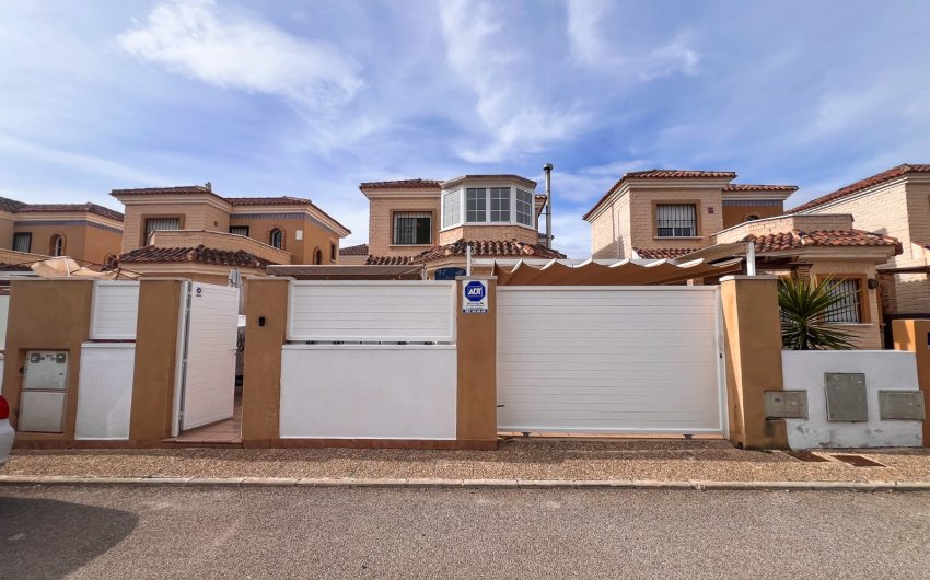 Resale - Villa -
Guardamar del Segura - El Raso