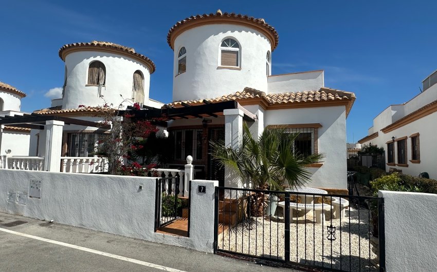 Resale - Villa -
Guardamar del Segura - El Raso