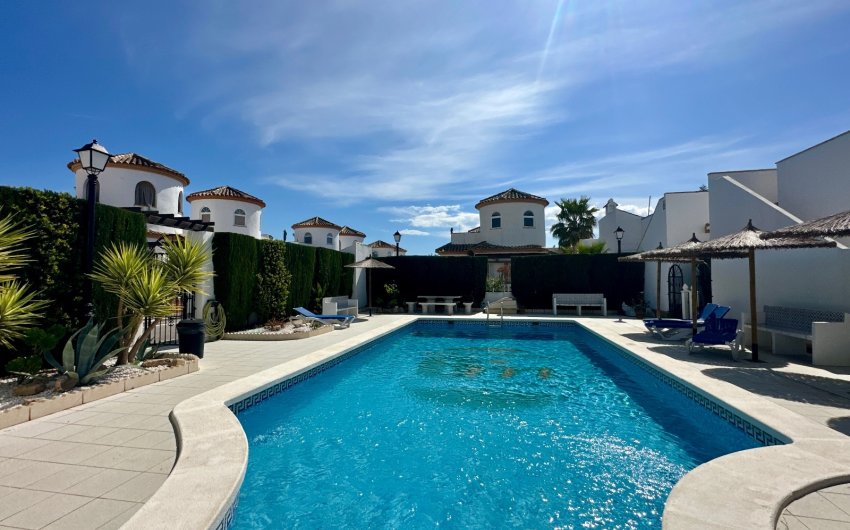 Resale - Villa -
Guardamar del Segura - El Raso