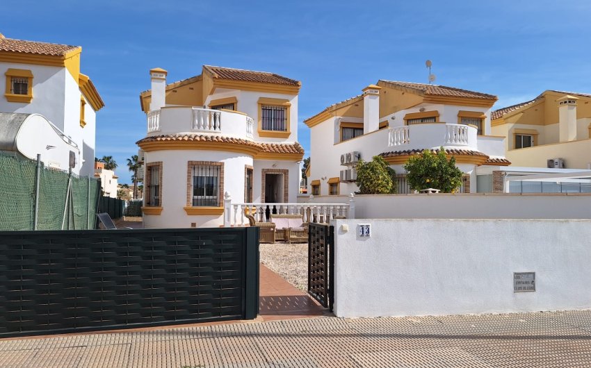 Resale - Villa -
Guardamar del Segura - El Raso