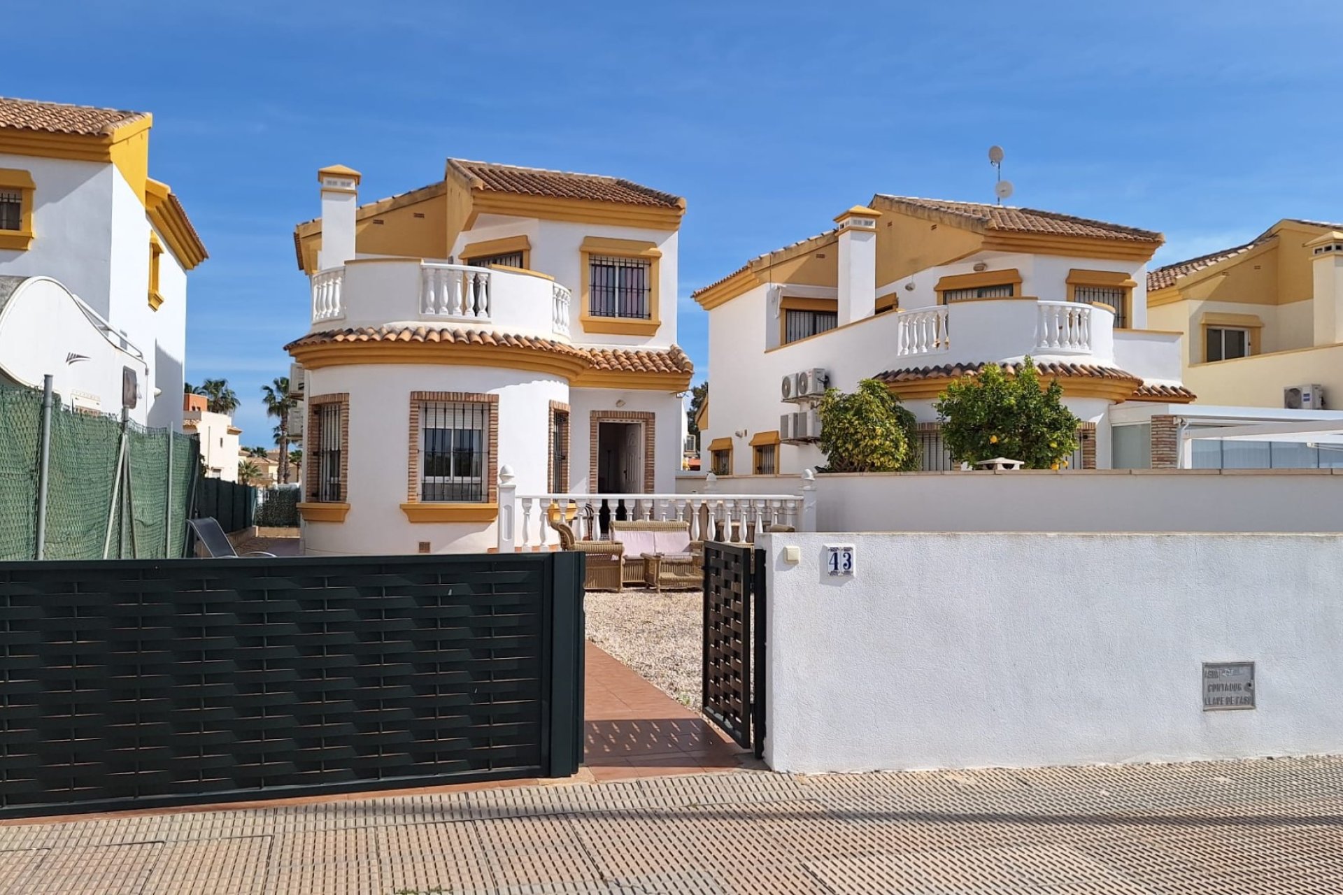 Resale - Villa -
Guardamar del Segura - El Raso