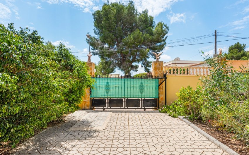 Resale - Villa -
Jacarilla - Inland