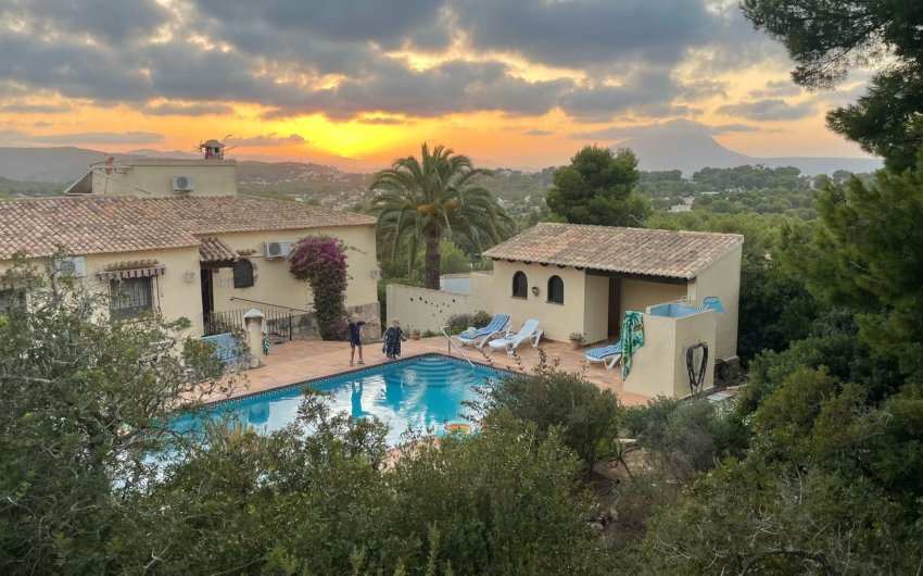 Resale - Villa -
Jávea - Montgó