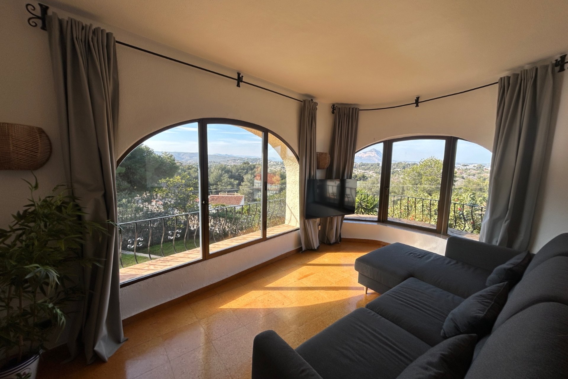 Resale - Villa -
Jávea - Montgó