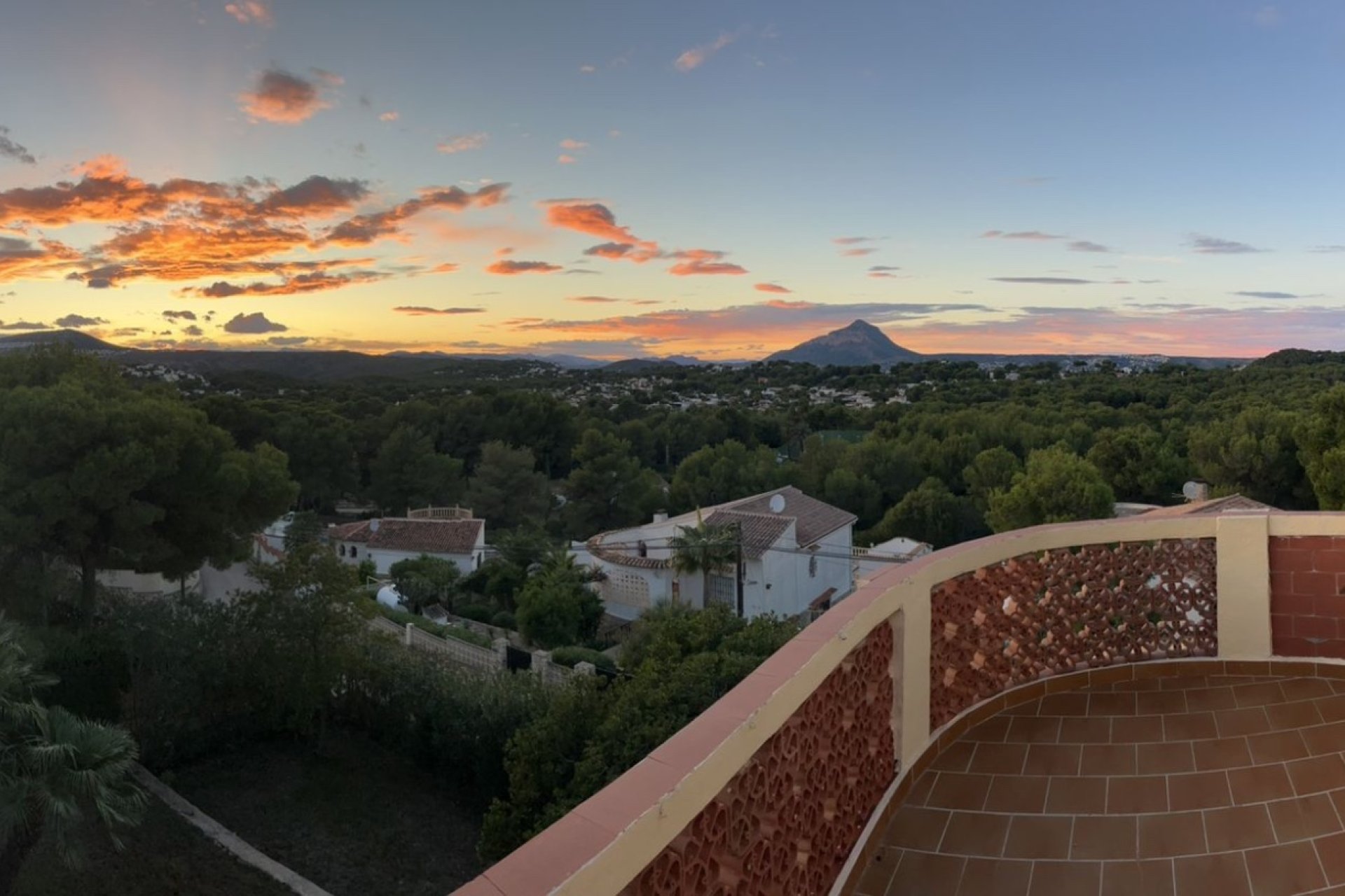 Resale - Villa -
Jávea - Montgó