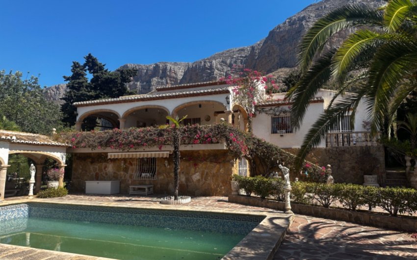Resale - Villa -
Jávea - Montgó