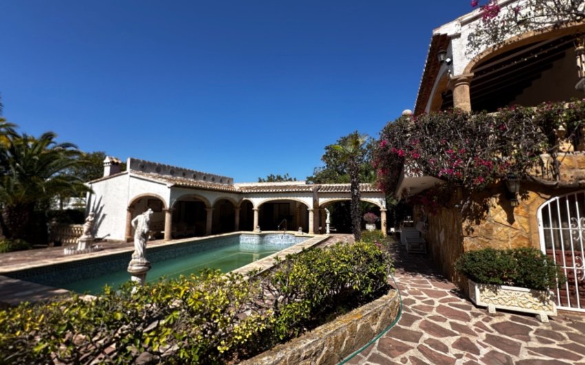 Resale - Villa -
Jávea - Montgó