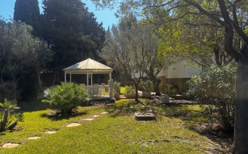 Resale - Villa -
Jávea - Montgó