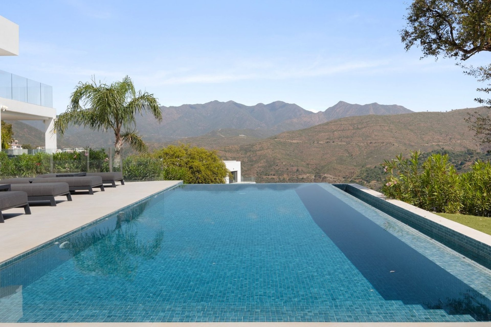 Resale - Villa -
La Mairena - Inland