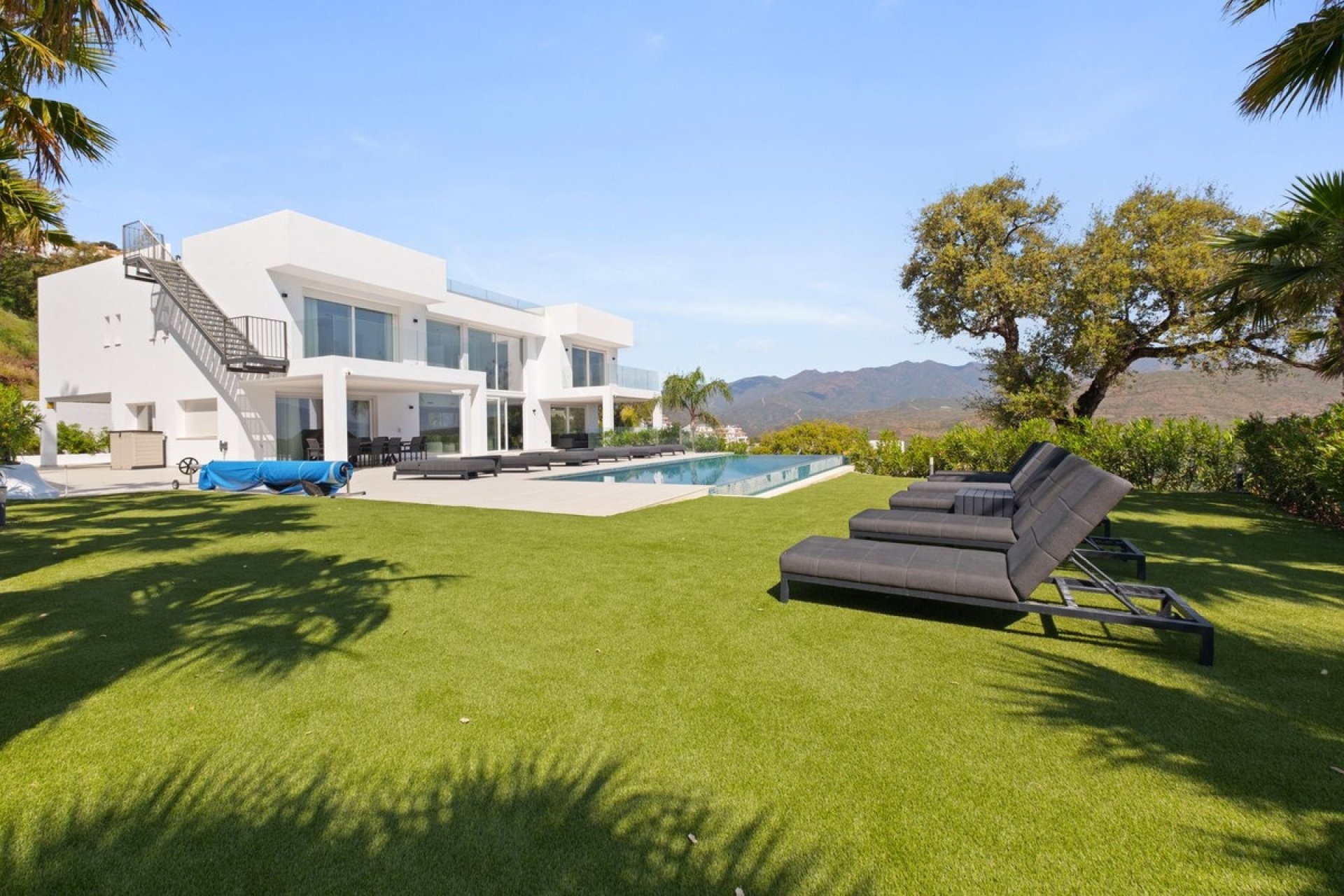 Resale - Villa -
La Mairena - Inland