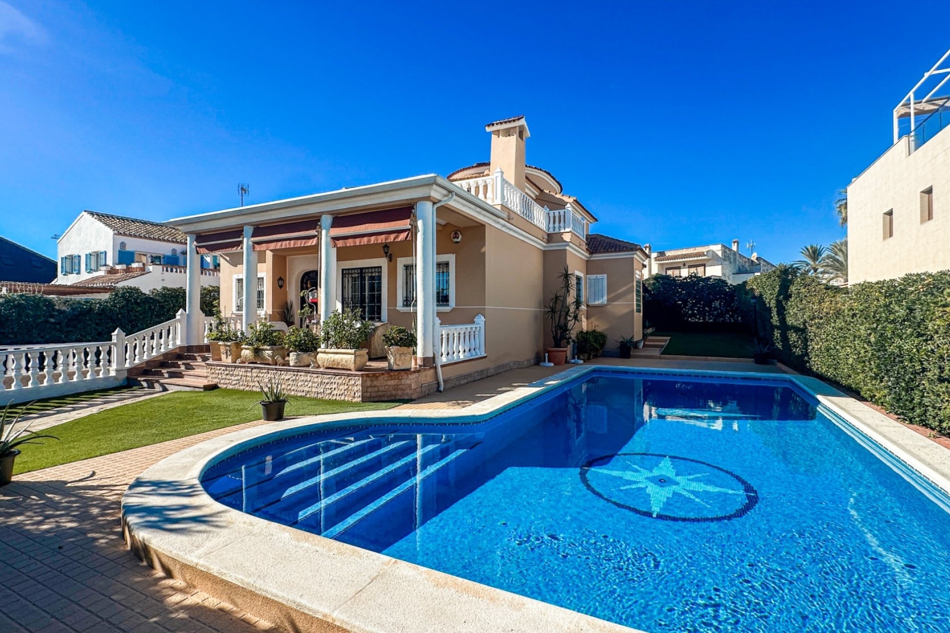 Resale - Villa -
La Mata - Costa Blanca
