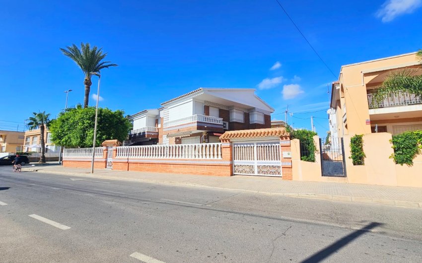 Resale - Villa -
Los Alcazares