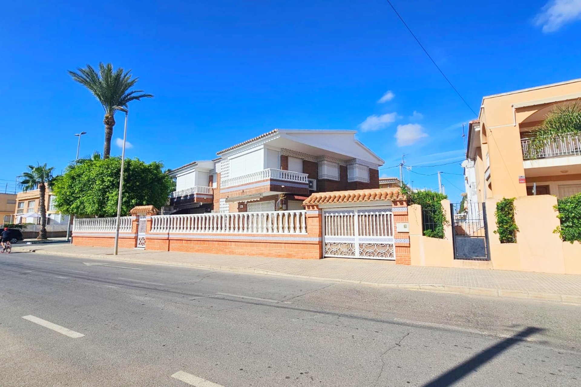 Resale - Villa -
Los Alcazares
