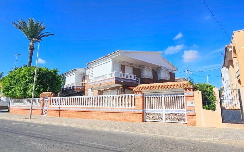 Resale - Villa -
Los Alcazares