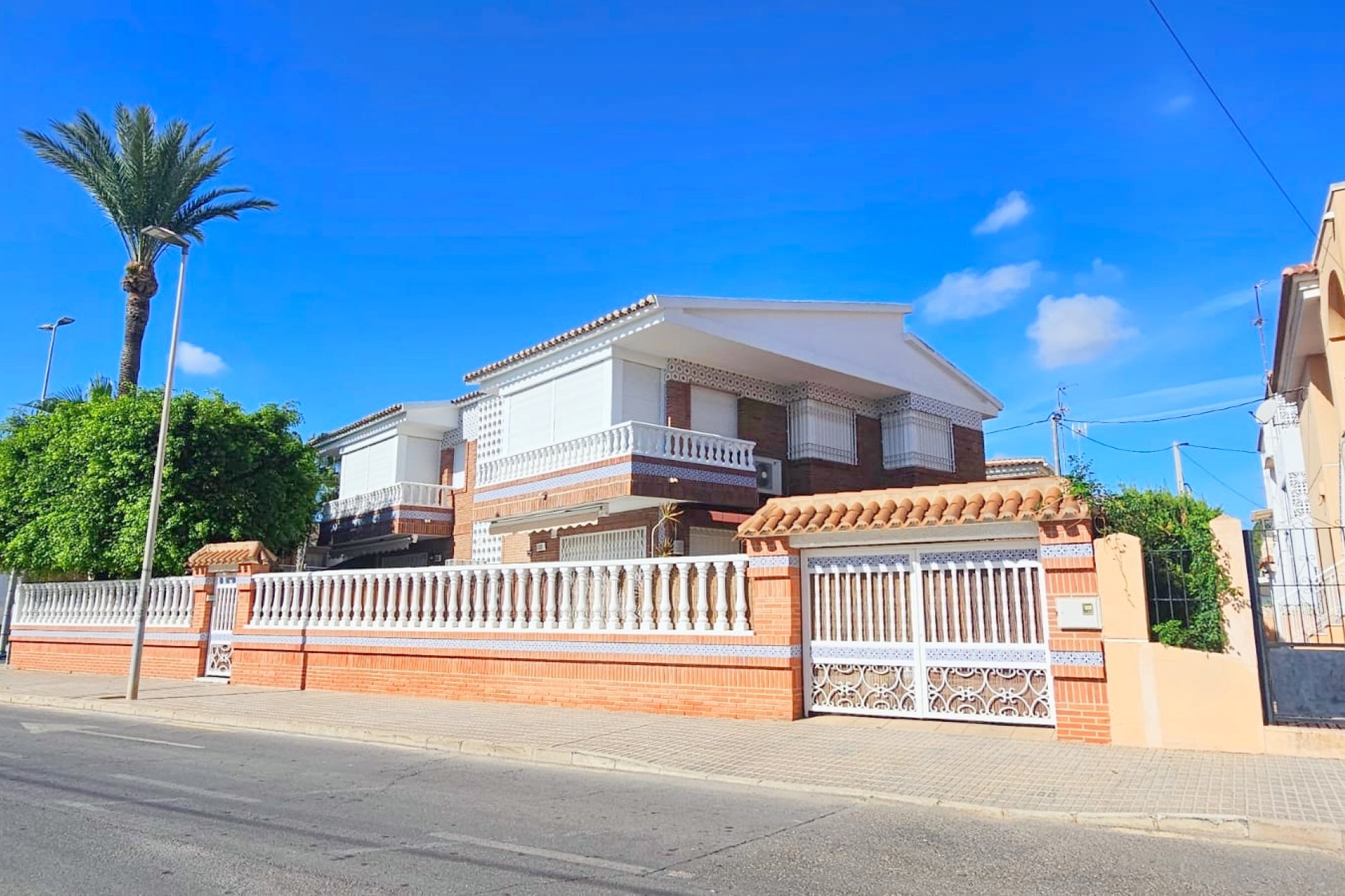 Resale - Villa -
Los Alcazares