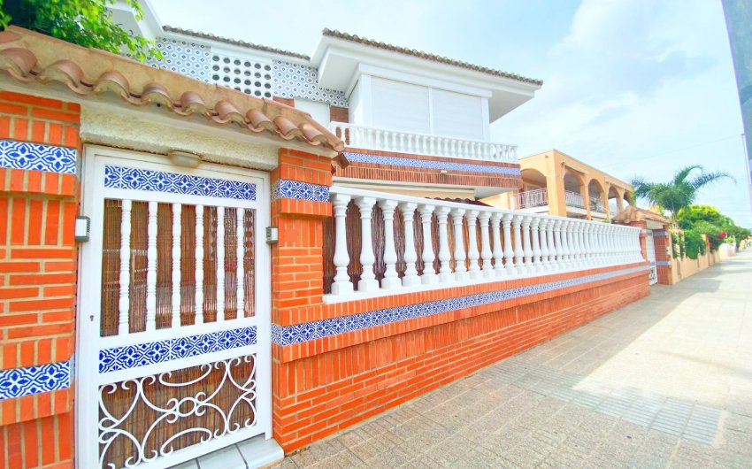 Resale - Villa -
Los Alcazares