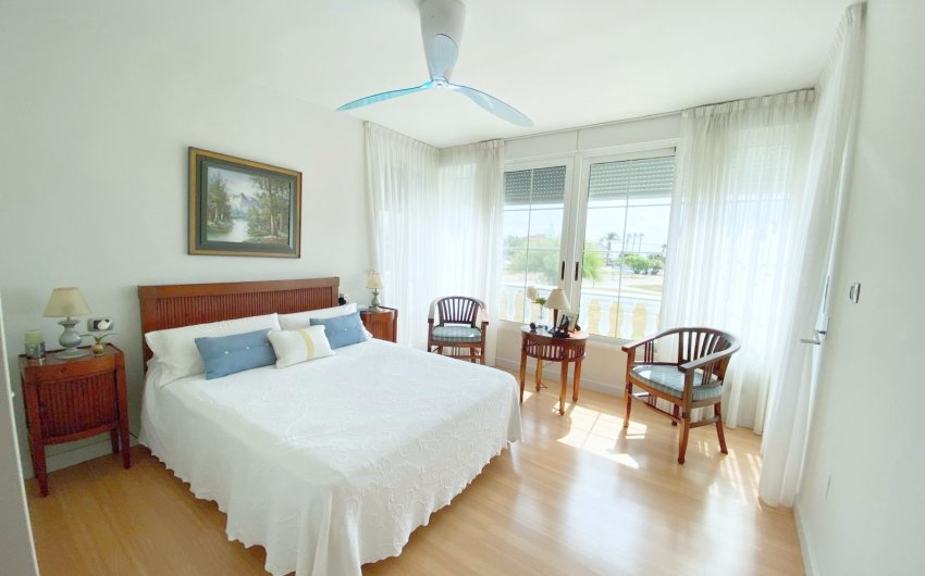 Resale - Villa -
Los Alcazares