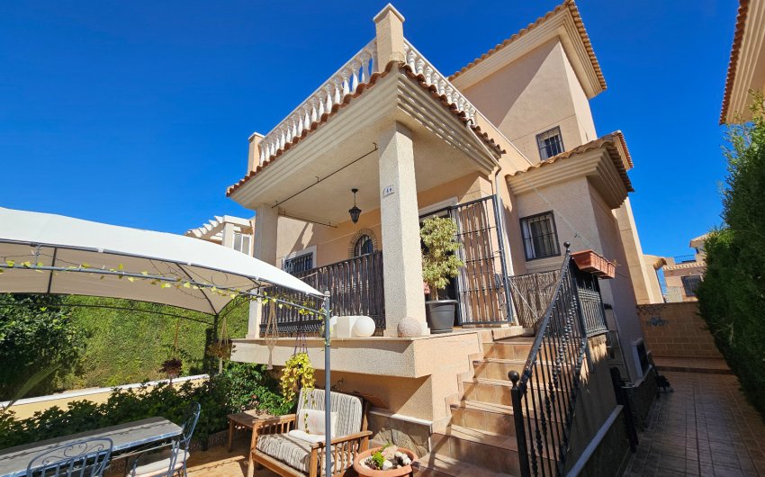 Resale - Villa -
Los Altos - Royal Park