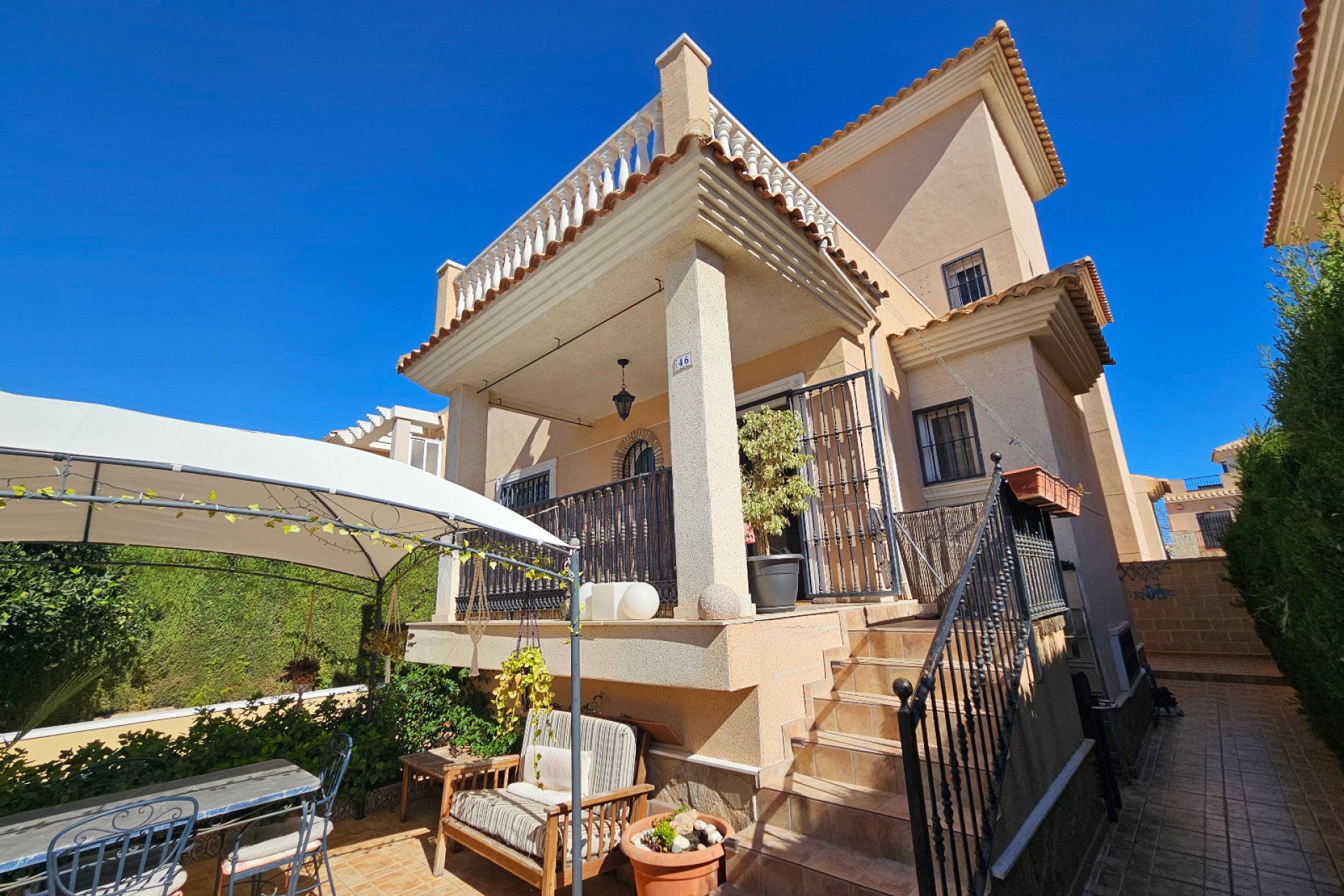 Resale - Villa -
Los Altos - Royal Park