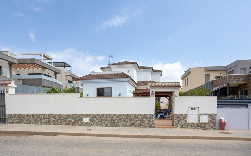 Resale - Villa -
Los Montesinos - La Herrada