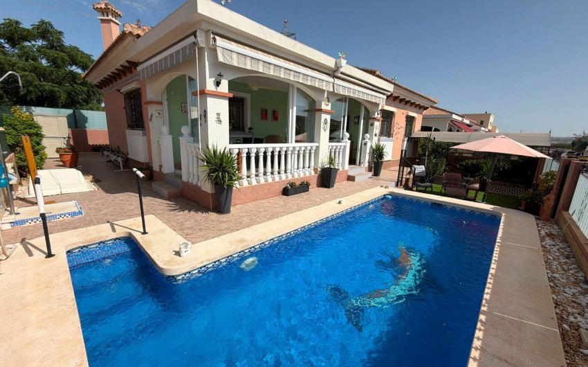 Resale - Villa -
Los Montesinos - La Herrada